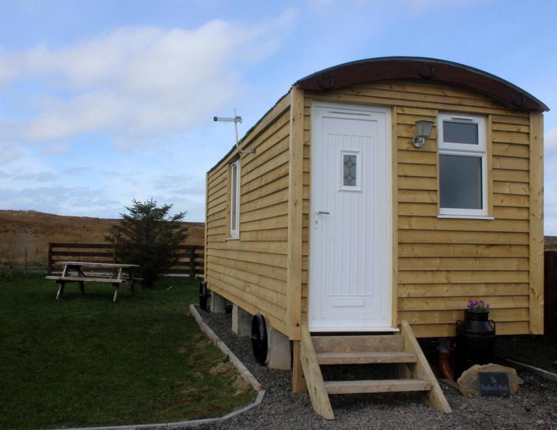 Hillside Pods&shepherd's Hut Camping *